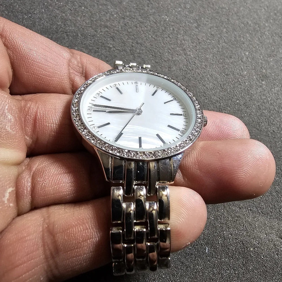 I.N.C Ladies Quartz Fashion Watch Silver Tone Mother Of Pearl Dial Working shows - Picture 4 of 9